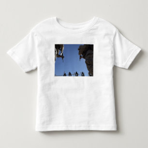 Camiseta De Bebé Los marines cambian revistas en medio de disparos