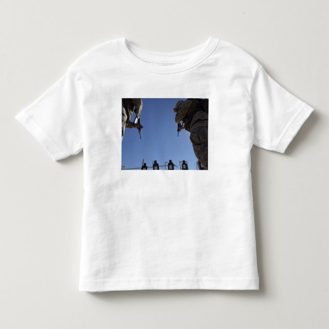 Camiseta De Bebé Los marines cambian revistas en medio de disparos (Anverso)