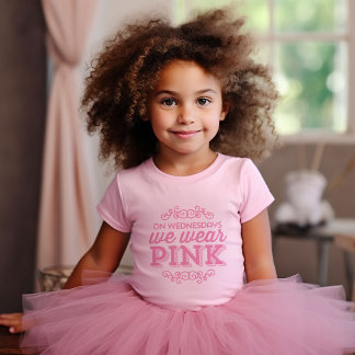 Camiseta De Bebé Los Miércoles Usamos Una Cita Graciosa Rosa