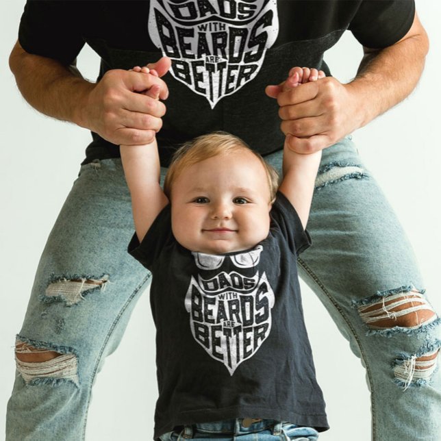 CAMISETA DE BEBÉ LOS PAPÁS DIVERTIDOS CON BARBA SON MEJORES DÍA DEL (FUNNY DADS WITH BEARDS ARE BETTER FATHERS DAY TODDLER T-SHIRT)