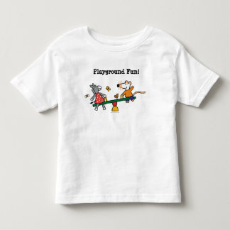 Camiseta De Bebé Maisy y oscilación manchada en el patio