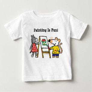 Camiseta De Bebé Maisy y pintura manchada en el preescolar