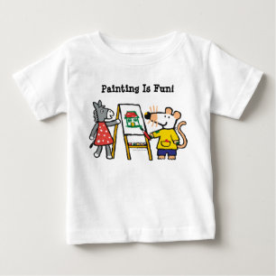 Camiseta De Bebé Maisy y pintura manchada en el preescolar