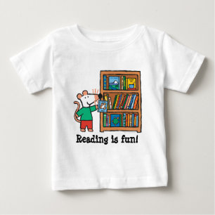 Camiseta De Bebé Maisy y un estante de libros