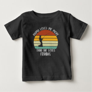 Camiseta De Bebé Mamá me ama más de lo que ama la pesca PERSONALIZA