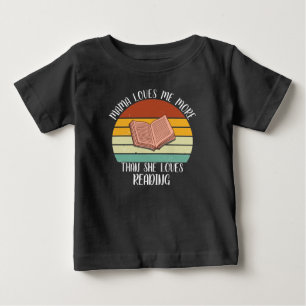 Camiseta De Bebé Mamá me ama más de lo que ama leer PERSONALIZADO