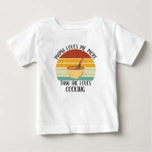 Camiseta De Bebé Mamá me ama más que cocinar PERSONALIZADO