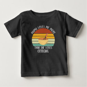 Camiseta De Bebé Mamá me quiere más a mí que a cocinar