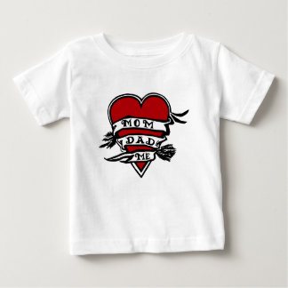 Camiseta De Bebé Mamá, papá, y yo, corazón