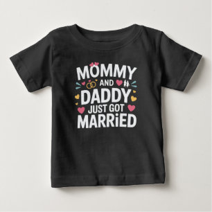 Camiseta De Bebé Mamá y papá, Boda de la familia, acaban de casarse