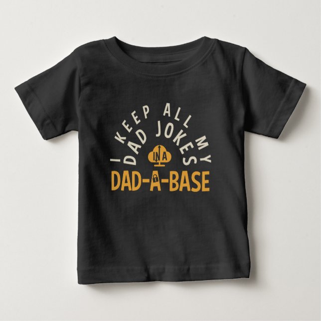 CAMISETA DE BEBÉ MANTENGO TODOS MIS CHISTES PAPÁ EN MI BASE DE PAPA (Anverso)