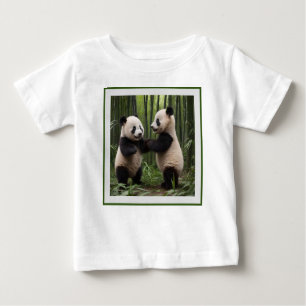 Camiseta De Bebé Maravillas caprichosas: Los bebés pandas juegan en