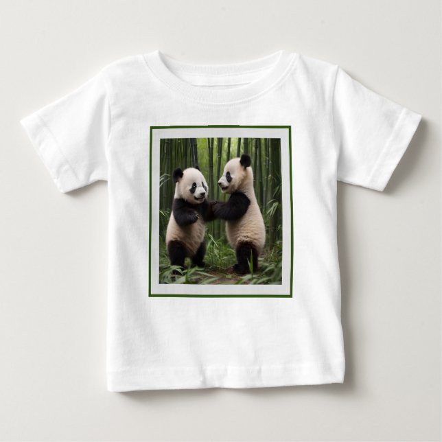 Camiseta De Bebé Maravillas caprichosas: Los bebés pandas juegan en (Anverso)
