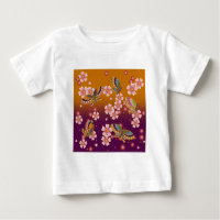 Mariposas japonesas en medio de flores de sakura