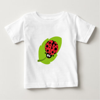 Camiseta De Bebé Mariquita adorable en una hoja