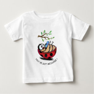 Camiseta De Bebé Mariquita escribiendo mensaje en teléfono - Agrega