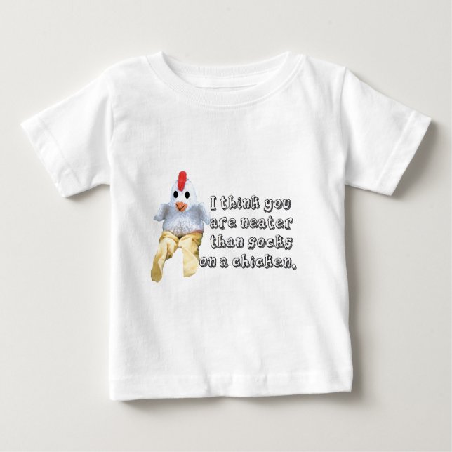 Camiseta De Bebé Más aseado que calcetines en un pollo (Anverso)