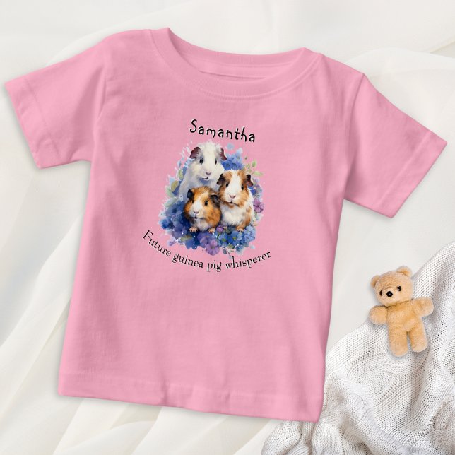 Camiseta De Bebé Mascotas de acuarela de Whisperer de Cerdo de Guin (A cute T-shirt with picture of three adorable guinea pigs, with 'Future guinea pig whisperer' words)