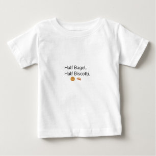Camiseta De Bebé Media bagel. Medio biscotti. Bebé judío-italiano d