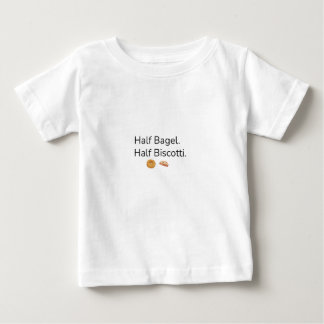 Camiseta De Bebé Media bagel. Medio biscotti. Bebé judío-italiano d