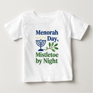 Camiseta De Bebé Menorá de día Muérdago de noche Christmukkah Judío