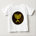 Camiseta De Bebé Menorah Flame<br><div class="desc">Una representación digital de la menorah judía de siete ramas (hebreo: מְ נ וֹ רָ ). La menorah de siete ramas, utilizada en el santuario portátil establecido por Moisés en el desierto y más tarde en el Templo en Jerusalén, ha sido un símbolo del judaísmo desde la antigüedad y es...</div>