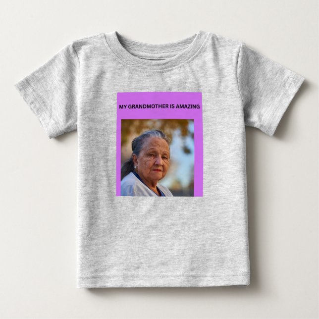 CAMISETA DE BEBÉ MI ABUELA ES INCREÍBLE (Anverso)