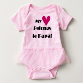 Camiseta De Bebé Mi corazón le pertenece a papá