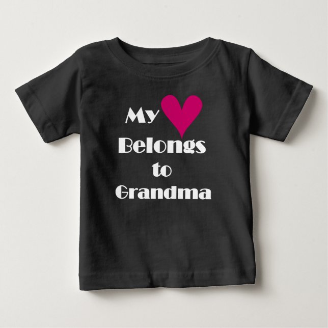 Camiseta De Bebé Mi corazón pertenece a la abuela (Anverso)