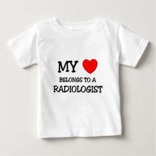 Camiseta De Bebé Mi corazón pertenece a un RADIÓLOGO