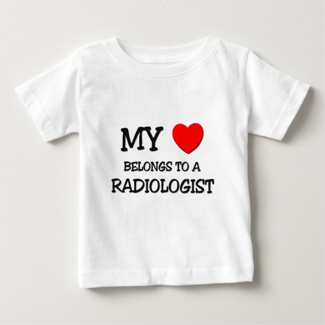 Camiseta De Bebé Mi corazón pertenece a un RADIÓLOGO (Anverso)