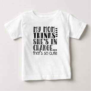 CAMISETA DE BEBÉ MI MAMÁ CREE QUE ESTÁ A CARGO DICIENDO