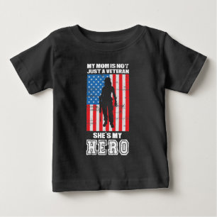 Camiseta De Bebé Mi mamá no es solamente una veterana, es mi heroín