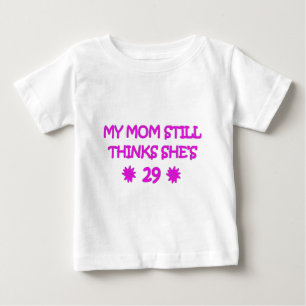 Camiseta De Bebé Mi mamá todavía cree que tiene 29 años