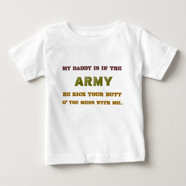 CAMISETA DE BEBÉ MI PAPÁ ESTÁ EN, EJÉRCITO, ÉL GOLPEA SU CON EL PIE (Anverso)