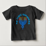 Camiseta De Bebé Mi primer Hanukkah<br><div class="desc">hanukkah, hanukkah feliz, hanukkah velas, hanukkah canciones, hanukkah menorah, hanukkah menorah, hanukkkah menorahs, hanukkah regalos, hanukkah regalo, hanukkah pajamas, hanukkkah light, hanukkah coins, hanukkah sweah agua, chanuka, hannuka, channuka, chanukka, hanukkas, chanukah, menorah, festival de las luces, dreidel, decoración de hanukkah, decoración de hanukkah, suéter feo de hanukkah, suéteres de hanukkah,...</div>