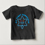 Camiseta De Bebé Mi primer Hanukkah<br><div class="desc">hanukkah, hanukkah feliz, hanukkah velas, hanukkah canciones, hanukkah menorah, hanukkah menorah, hanukkkah menorahs, hanukkah regalos, hanukkah regalo, hanukkah pajamas, hanukkkah light, hanukkah coins, hanukkah sweah agua, chanuka, hannuka, channuka, chanukka, hanukkas, chanukah, menorah, festival de las luces, dreidel, decoración de hanukkah, decoración de hanukkah, suéter feo de hanukkah, suéteres de hanukkah,...</div>