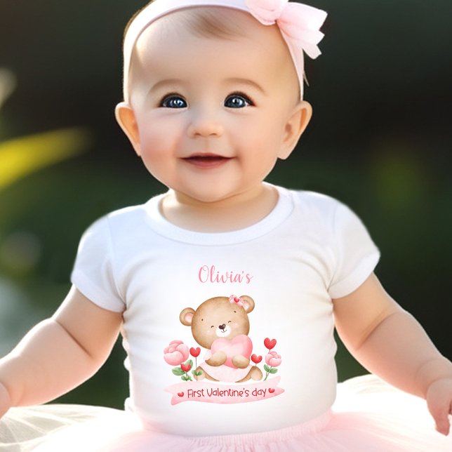 Camiseta De Bebé Mi primer nombre personalizado El día de San Valen (My first Valentine's day Personalized Name Pink Baby T-Shirt)