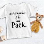 Camiseta De Bebé Miembro Más Reciente Del Mascota Del Envase Perro<br><div class="desc">¡Miembro Más Reciente Del Paquete! Incluya su mejor perro y su perro guardián recién nombrado en la acogedora casa de su recién nacido con esta ropa de bebé adorable. "Miembro más nuevo del paquete" con huellas de pata y corazones. ¡Este traje de bebé de amante de los perros será el...</div>