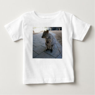 Camiseta De Bebé "Mimos en Australia: Un Quokka Gris Acurrucador"