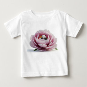Camiseta De Bebé Miniatura de Panda descansando en Peonía con rocío