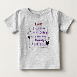 Camiseta De Bebé "Mira como papá, pero tengo la actitud de mamá"
