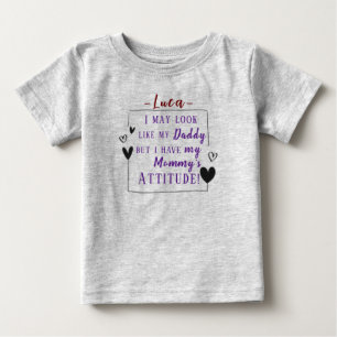 Camiseta De Bebé "Mira como papá, pero tengo la actitud de mamá"