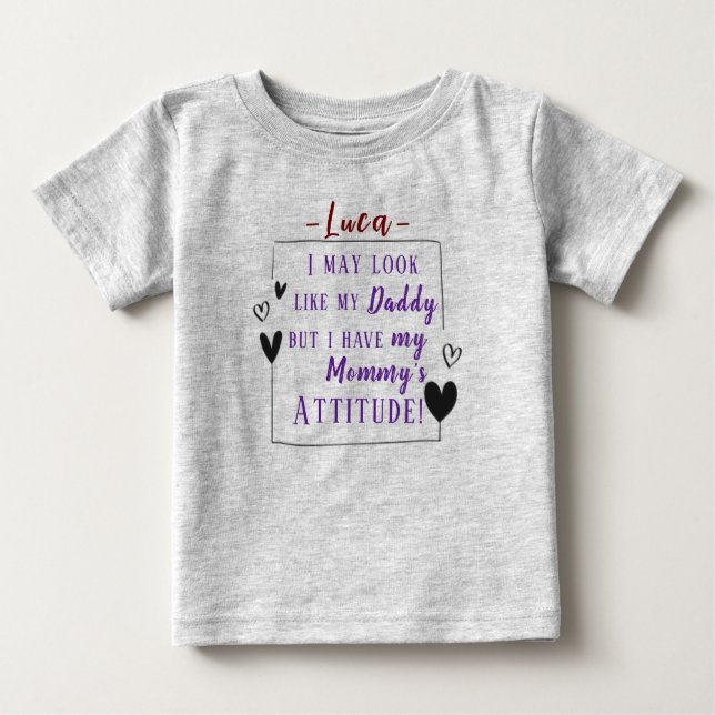 Camiseta De Bebé "Mira como papá, pero tengo la actitud de mamá" (Anverso)