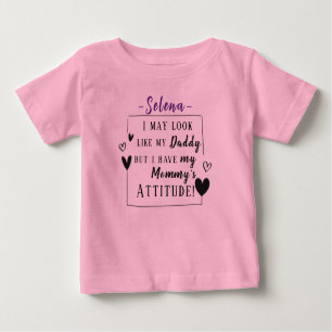 Camiseta De Bebé "Mira como papá, pero tengo la actitud de mamá"