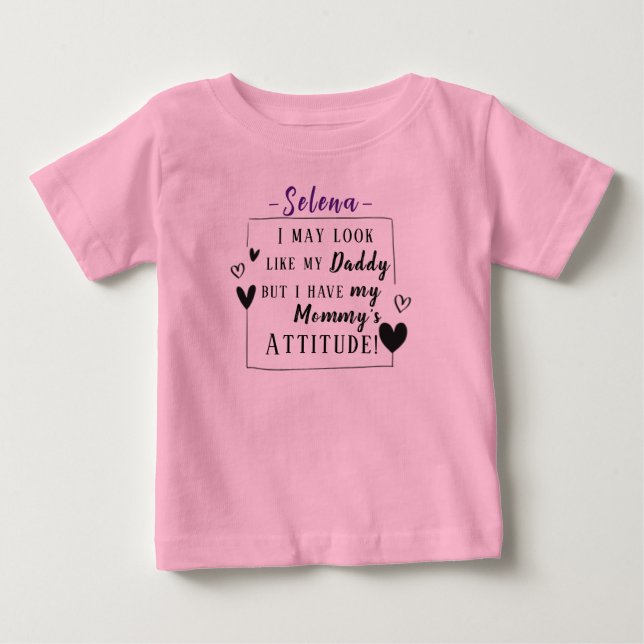 Camiseta De Bebé "Mira como papá, pero tengo la actitud de mamá" (Anverso)