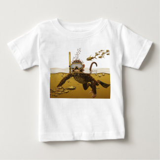 Camiseta De Bebé Mono buceando con pez mecánico dorado en S
