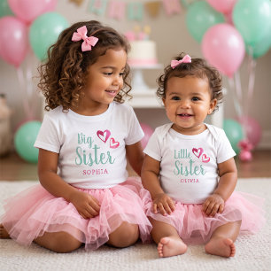 Camiseta De Bebé Monograma del nombre de la hermana mayor con coraz