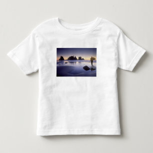 Camiseta De Bebé Montaje de hombre llevando kayak, playa ShiShi,