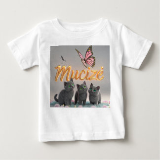 Camiseta De Bebé "MUCİZE" — Elegancia onírica con gatitos y maripos